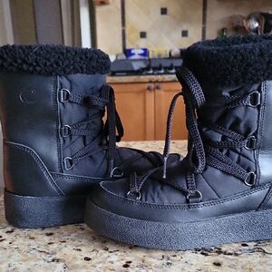 La Canadienne Emery Black Winter Boots with Fur Lining